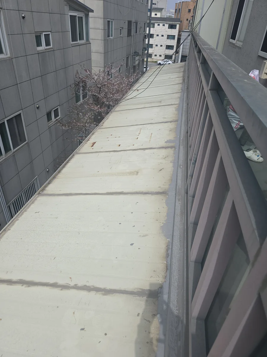 누수수리 완료 현장 — 외벽 실링 작업